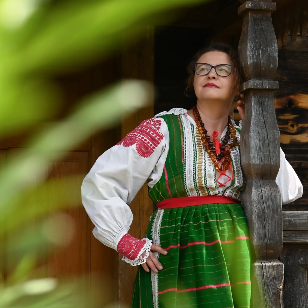 Portret uczestniczki sesji w stroju kurpiowskim