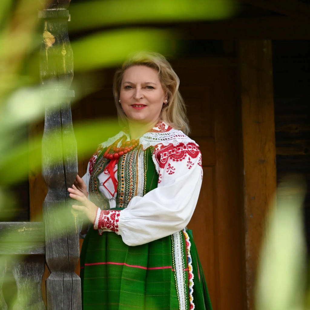 Strój kurpiowski zaprezentowany podczas sesji w skansenie