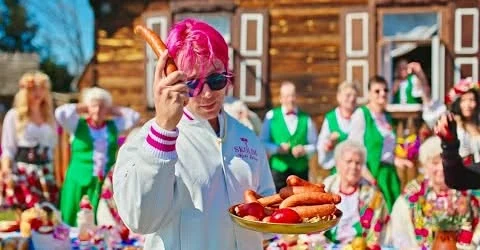 Miniatura teledysku SKOLIM i CLEO „Lubimy”, udostępniona przez Skansen
