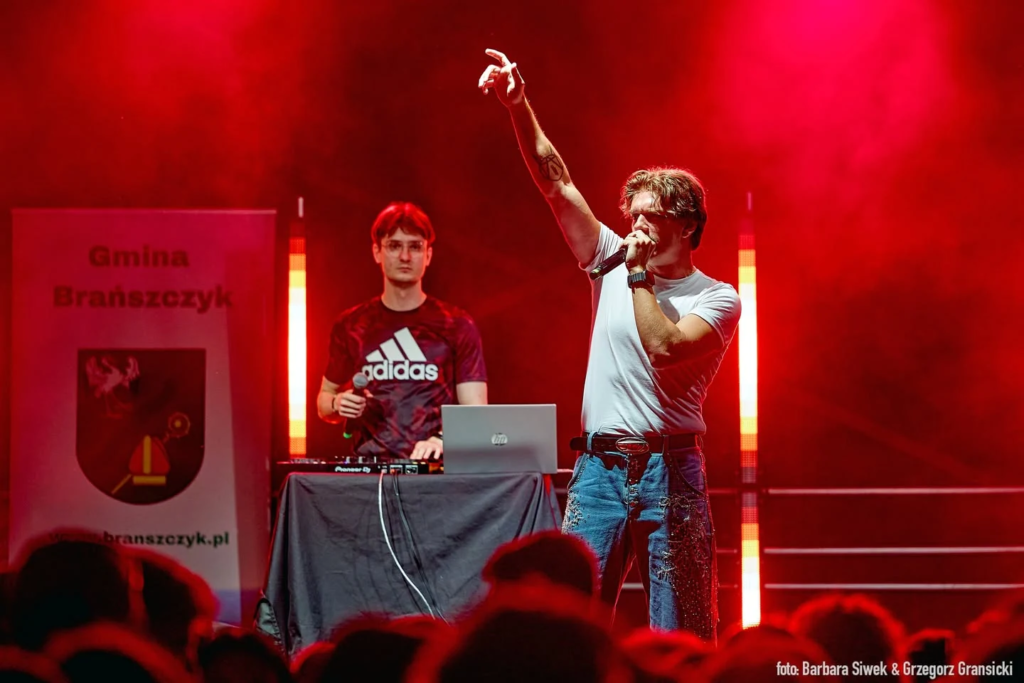 Koncert na scenie podczas dożynek w Brańszczyku