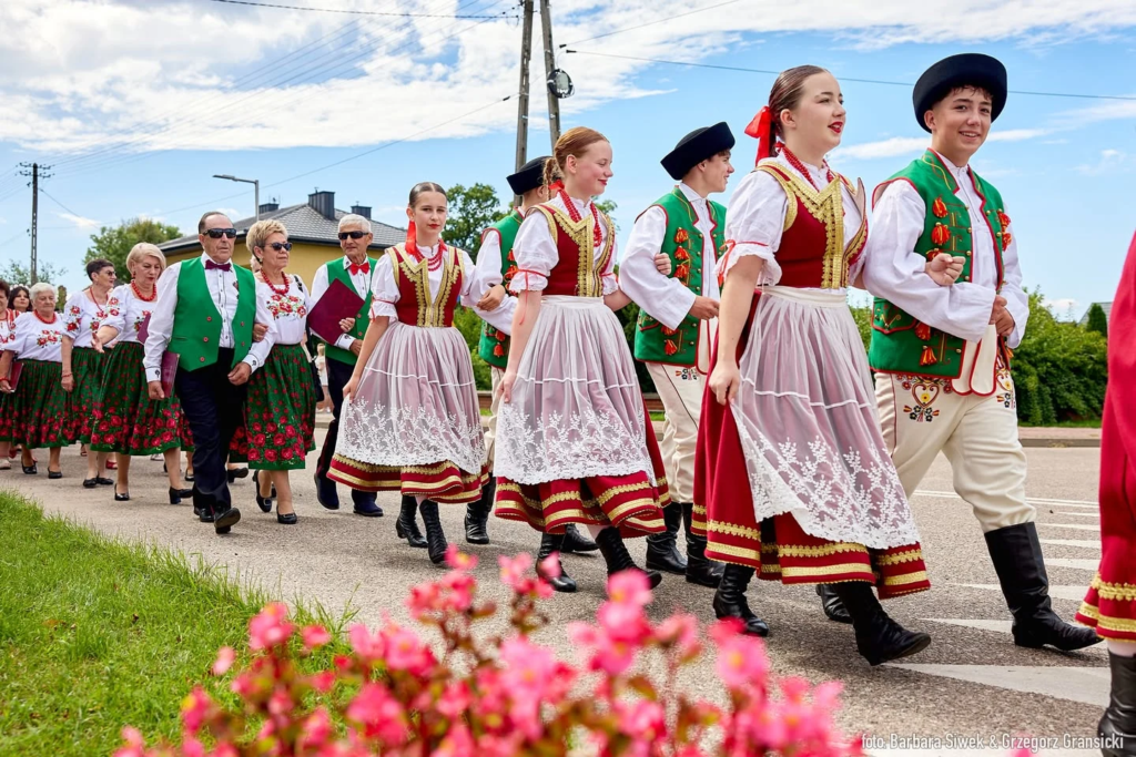 Dzieci w strojach ludowych w korowodzie dożynkowym