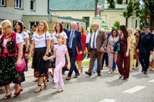 Mieszkańcy w korowodzie dożynkowym w Brańszczyku