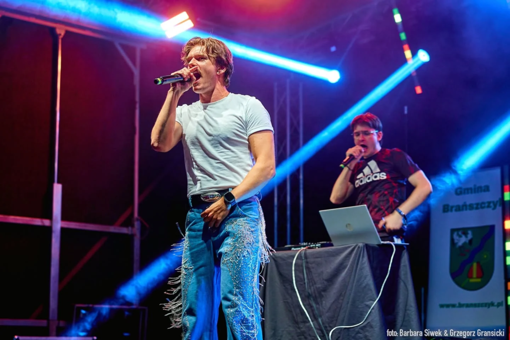 Wieczorny koncert podczas dożynek w skansenie