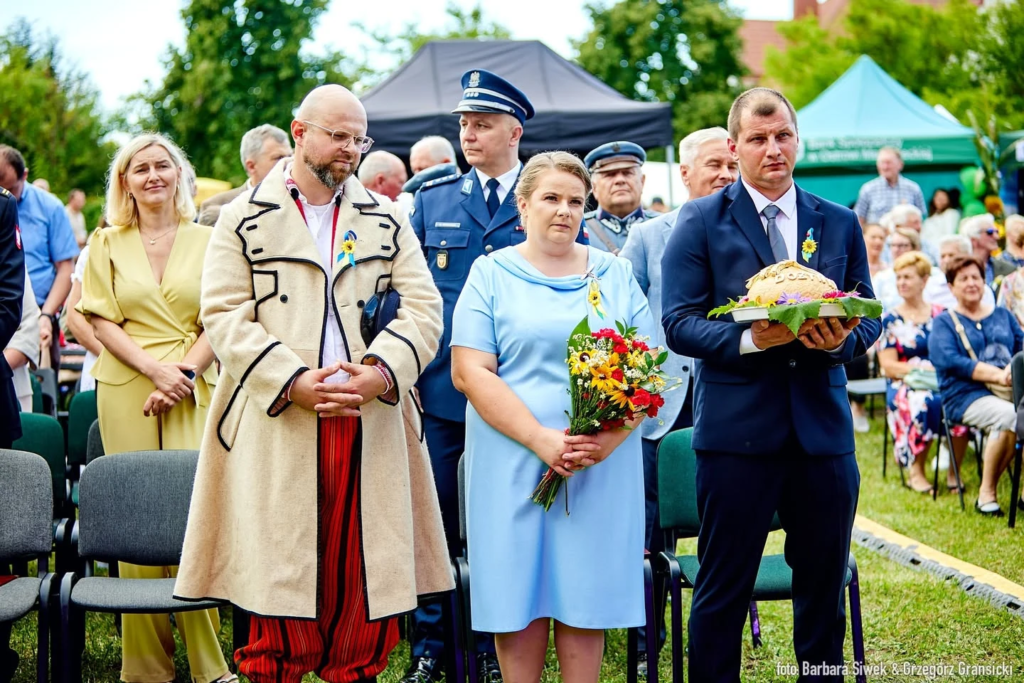 Uczestnicy ceremoniału dożynkowego z chlebem